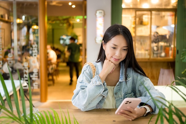Uso de teléfonos móviles por parte de mujeres en cafés