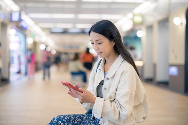 Uso de teléfonos móviles por parte de mujeres en centros comerciales