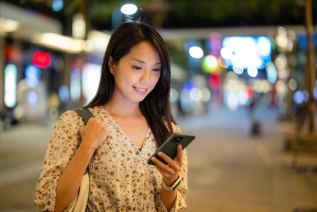 Uso de teléfonos móviles por parte de las mujeres en la ciudad por la noche