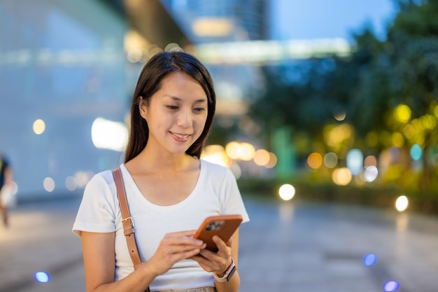 Uso de teléfonos móviles por parte de las mujeres en la ciudad por la noche