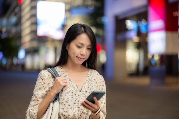 Uso de teléfonos móviles por parte de las mujeres en la ciudad por la noche