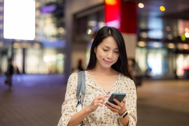 Uso de teléfonos móviles por parte de las mujeres en la ciudad por la noche