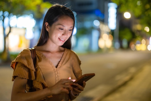 Uso de teléfonos móviles por parte de las mujeres en la ciudad por la noche