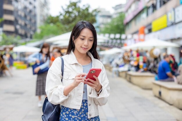 Uso de teléfonos móviles por parte de las mujeres en la ciudad