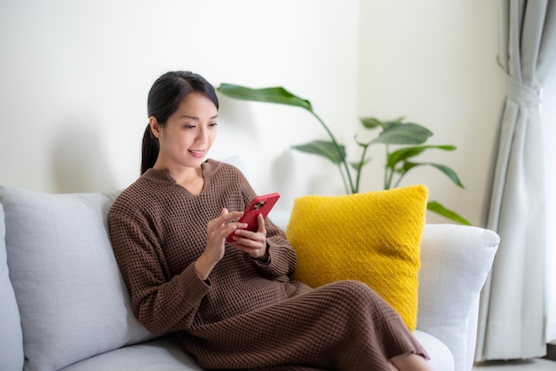 Uso de teléfonos móviles por parte de las mujeres en el hogar