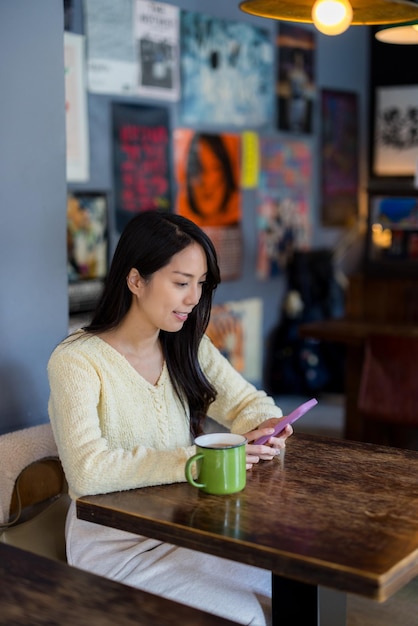 Uso de teléfonos móviles por parte de mujeres en restaurantes