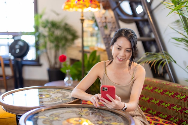 Uso de teléfonos móviles por parte de mujeres en restaurantes