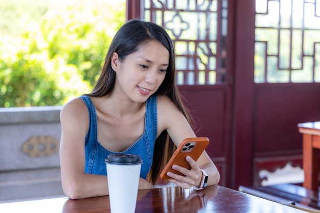 Uso de teléfonos móviles por parte de mujeres en restaurantes