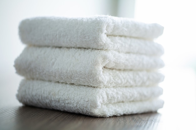 Uso de toallas de algodón blanco en el baño del spa