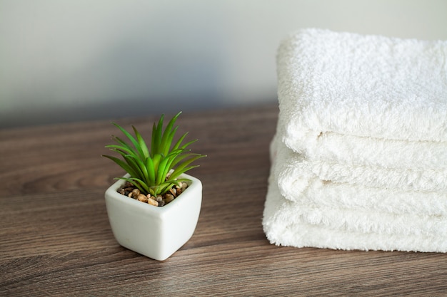 Uso de toallas de algodón blanco en el baño del spa.