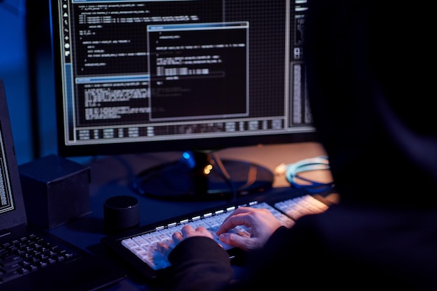 el uso de virus informáticos para el ataque cibernético hacker