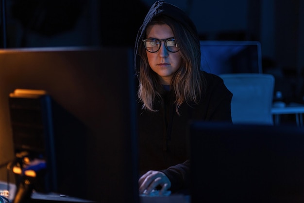el uso de virus informáticos para el ataque cibernético hacker