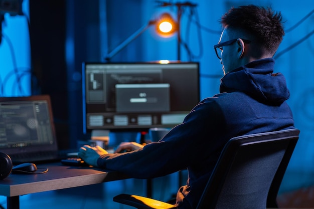 el uso de virus informáticos para el ataque cibernético hacker