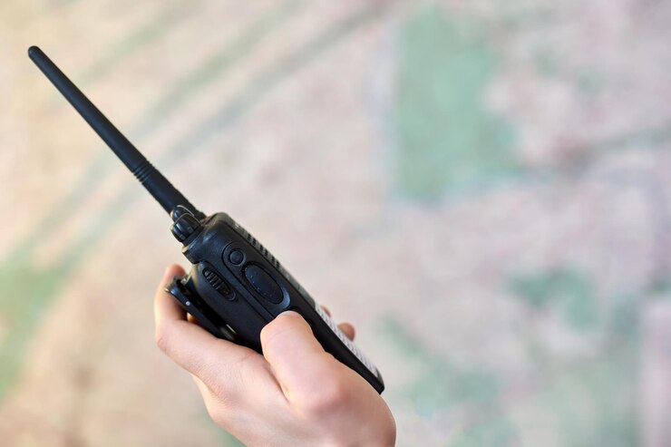 Foto uso de un walkie-talkie portátil