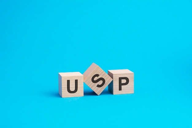 USP texto sobre bloques de madera concepto de negocio financiero fondo azul USP abreviatura de Unique Selling Proposition