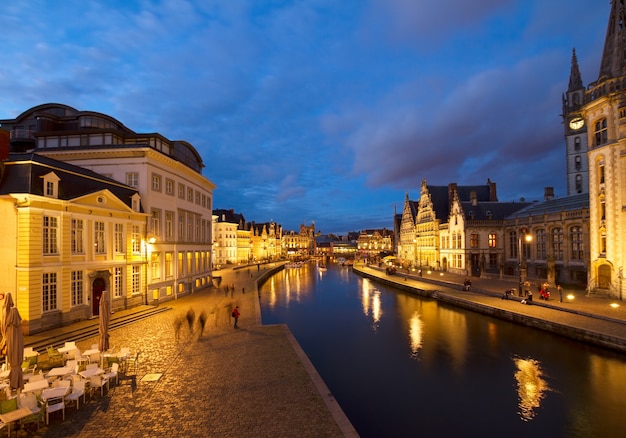 Äußere der beleuchteten Gebäude am Hafen von Graslei bei Nacht, Gent, Belgien