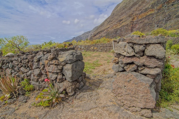 Äußere der verlassenen Häuser aus Stein in einem mittelalterlichen Dorf Insel El Hierro Spanien