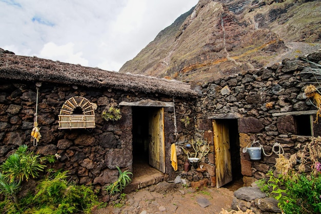 Äußere der verlassenen Häuser aus Stein in einem mittelalterlichen Dorf Insel El Hierro Spanien