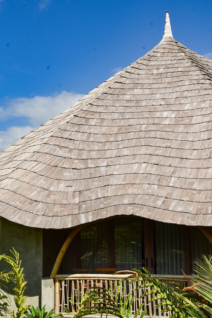 Äußeres Bambuszimmer, das traditionelle Architektur mit blauem Himmel im Dorf errichtet?