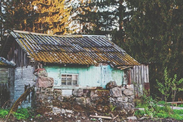 Äußeres des alten Hauses im Wald