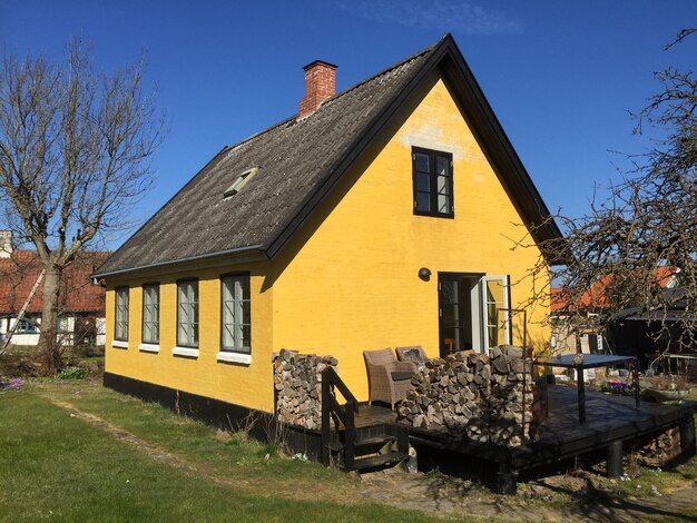 Äußeres des gelben Hauses gegen den klaren blauen Himmel