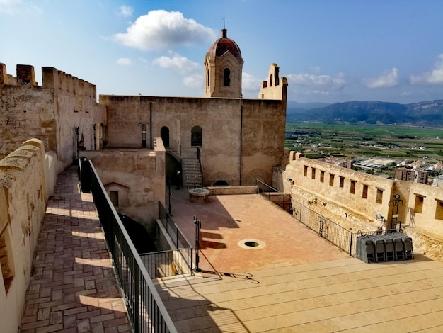 Äußeres des historischen Schlosses Culleras in der valencianischen Gemeinde