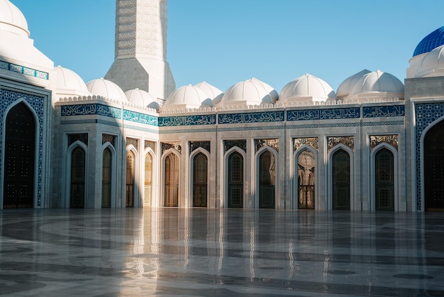 Äußeres einer schönen Moschee wölbt Bögen und Eingangstüren in der Nähe