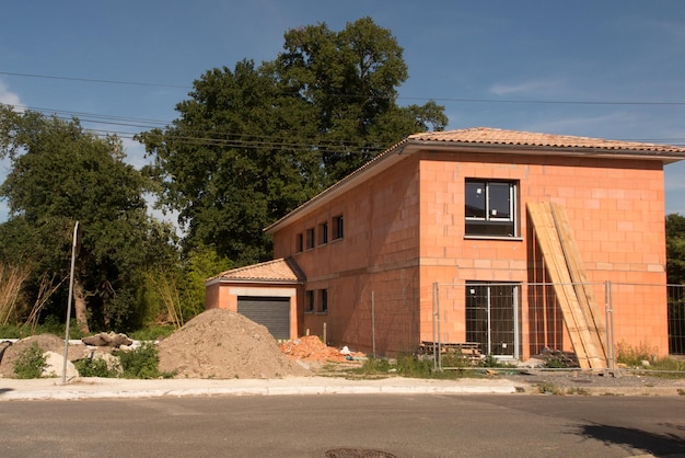 Äußeres eines im Bau befindlichen Hauses mit roten Backsteinmauern