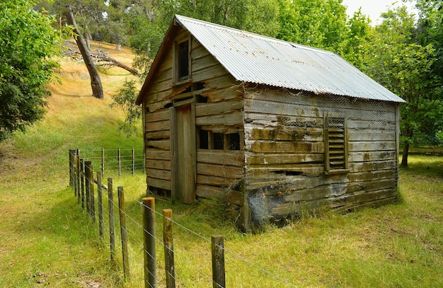 Äußeres eines verlassenen Hauses auf einem grasbewachsenen Feld