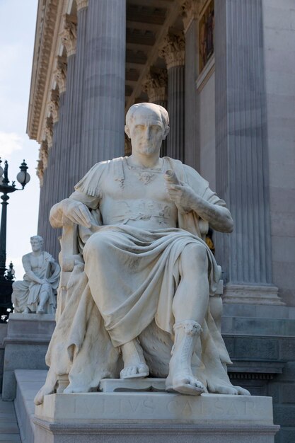 Áustria Viena 19 de junho de 2023 Escultura em frente ao edifício do Parlamento austríaco