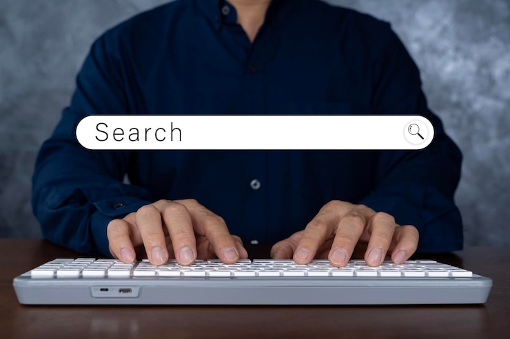 Foto el usuario está escribiendo un teclado con un cuadro de búsqueda de holograma buscando información en internet la información en la nube en línea puede buscar información de todo el mundo motor de búsqueda