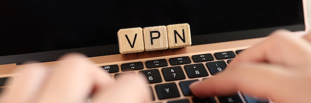 El usuario de Internet trabaja en una computadora portátil con una red privada virtual vpn para seguridad y encriptación