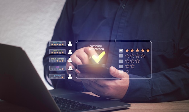 Los usuarios califican la experiencia del servicio en aplicaciones en línea Concepto de encuesta de satisfacción del cliente a través de encuestas Calificación del servicio de hasta 5 estrellas que reciben servicios clasificación de servicios