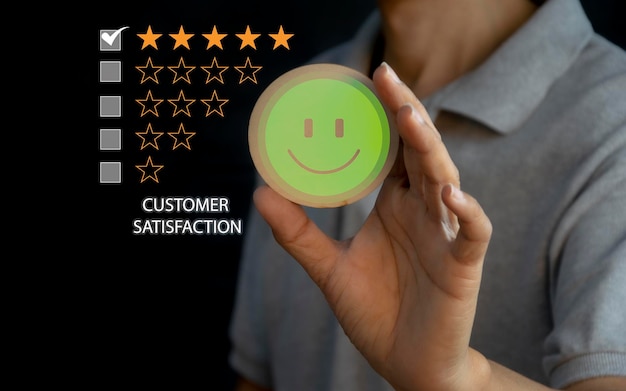 Los usuarios evalúan su experiencia de servicio en la aplicación en línea para un concepto de encuesta de satisfacción del cliente