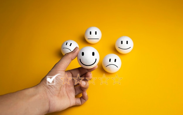 Los usuarios valoran la experiencia del servicio en la aplicación en línea para el concepto de encuesta de satisfacción del cliente