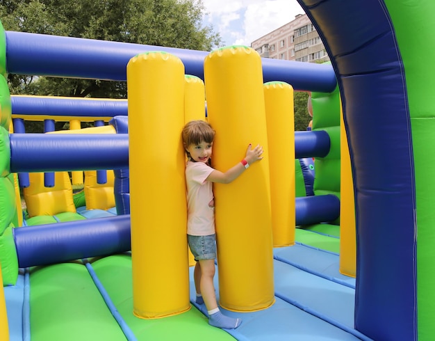 Foto ute menina em um trampolim inflável