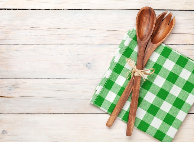 Utensilio de cocina sobre fondo de mesa de madera blanca