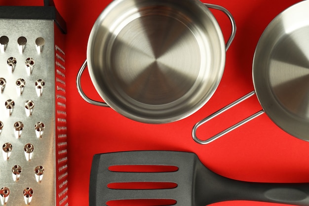 Foto utensilio de cocina sobre fondo rojo, vista superior.