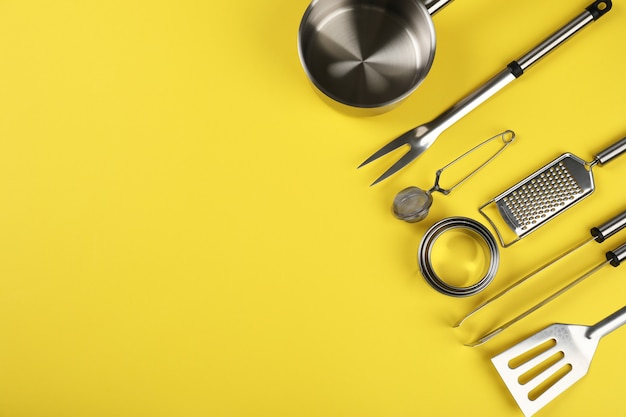 Utensílio de cozinha em fundo amarelo, espaço para texto.