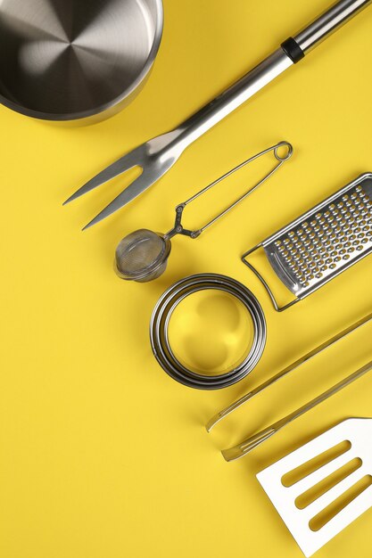 Utensílio de cozinha em fundo amarelo, espaço para texto.