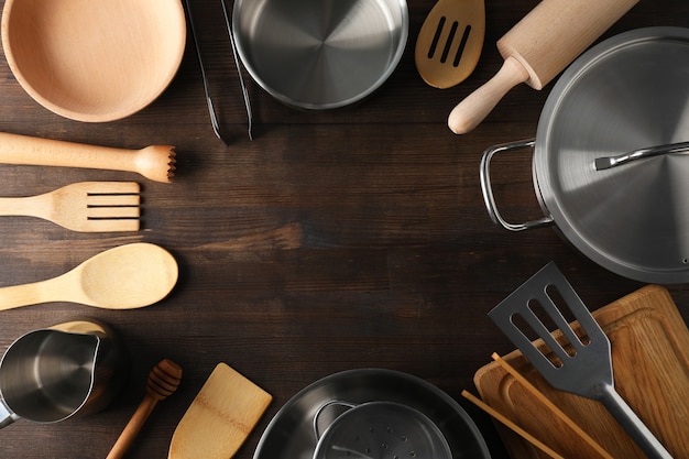 Foto utensílio de cozinha em fundo de madeira, espaço para texto.