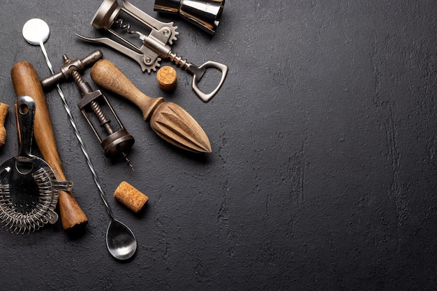 Utensilios para bebidas en la mesa de la cocina