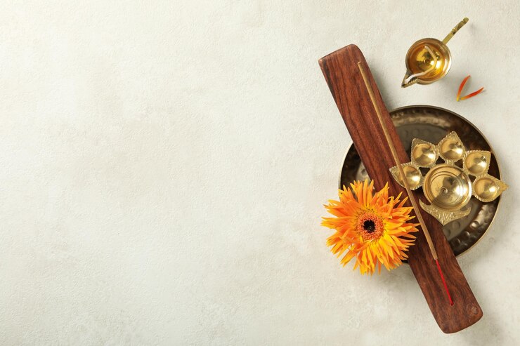 Utensilios de cobre flor y varilla de incienso sobre fondo beige espacio para texto
