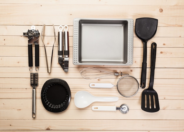 Utensilios de cocina y accesorios en una mesa de madera.