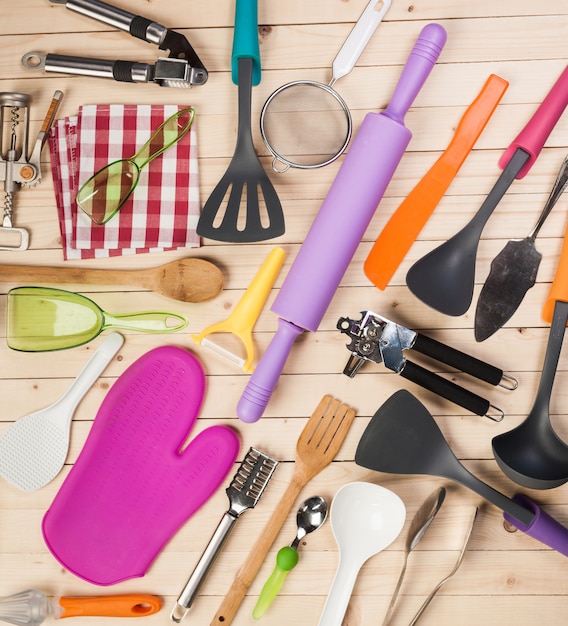 Utensilios de cocina y accesorios en una mesa de madera.