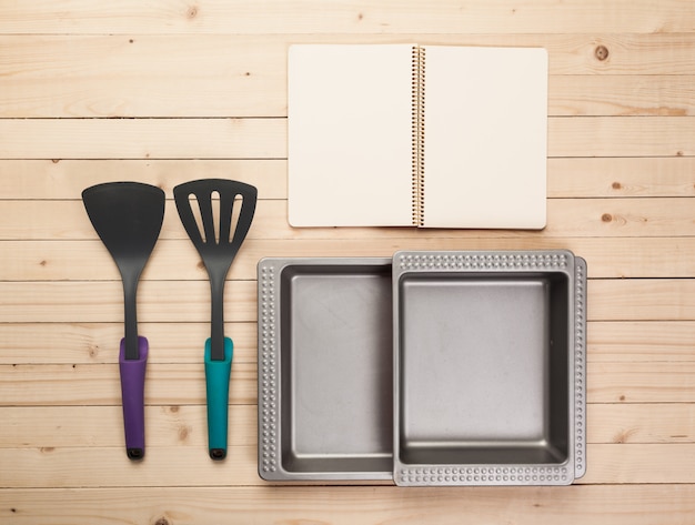 Foto utensilios de cocina y accesorios en una mesa de madera.