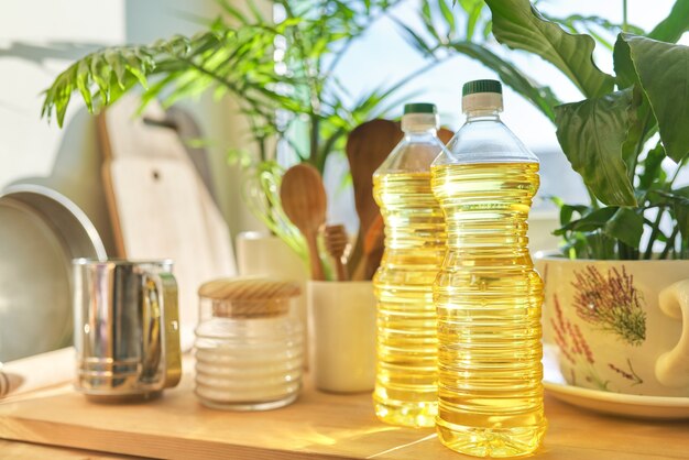 Utensilios de cocina, aceite de girasol en la mesa de madera en la despensa, almacenamiento de alimentos en casa