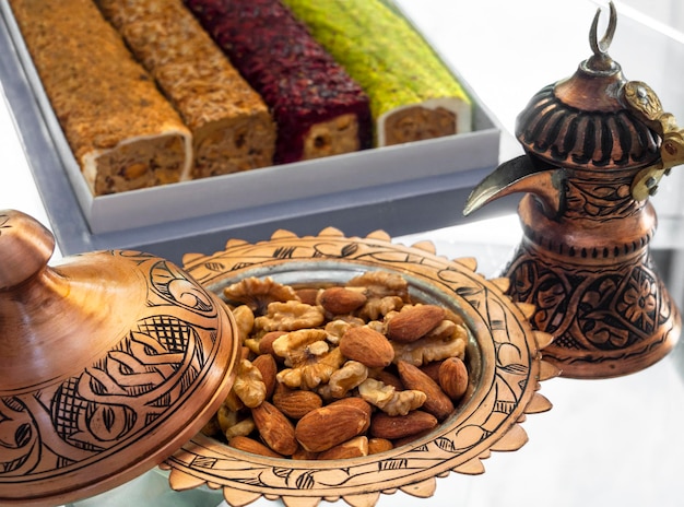 Utensilios de cocina de cobre turco hechos a mano de turcos y plato de dulces con almendras y nueces