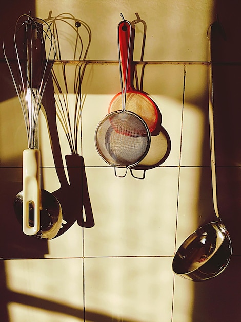 Foto los utensilios de cocina colgando de un gancho en casa