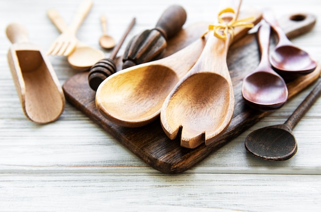 Utensilios de cocina cubiertos de madera sobre un fondo de madera blanca